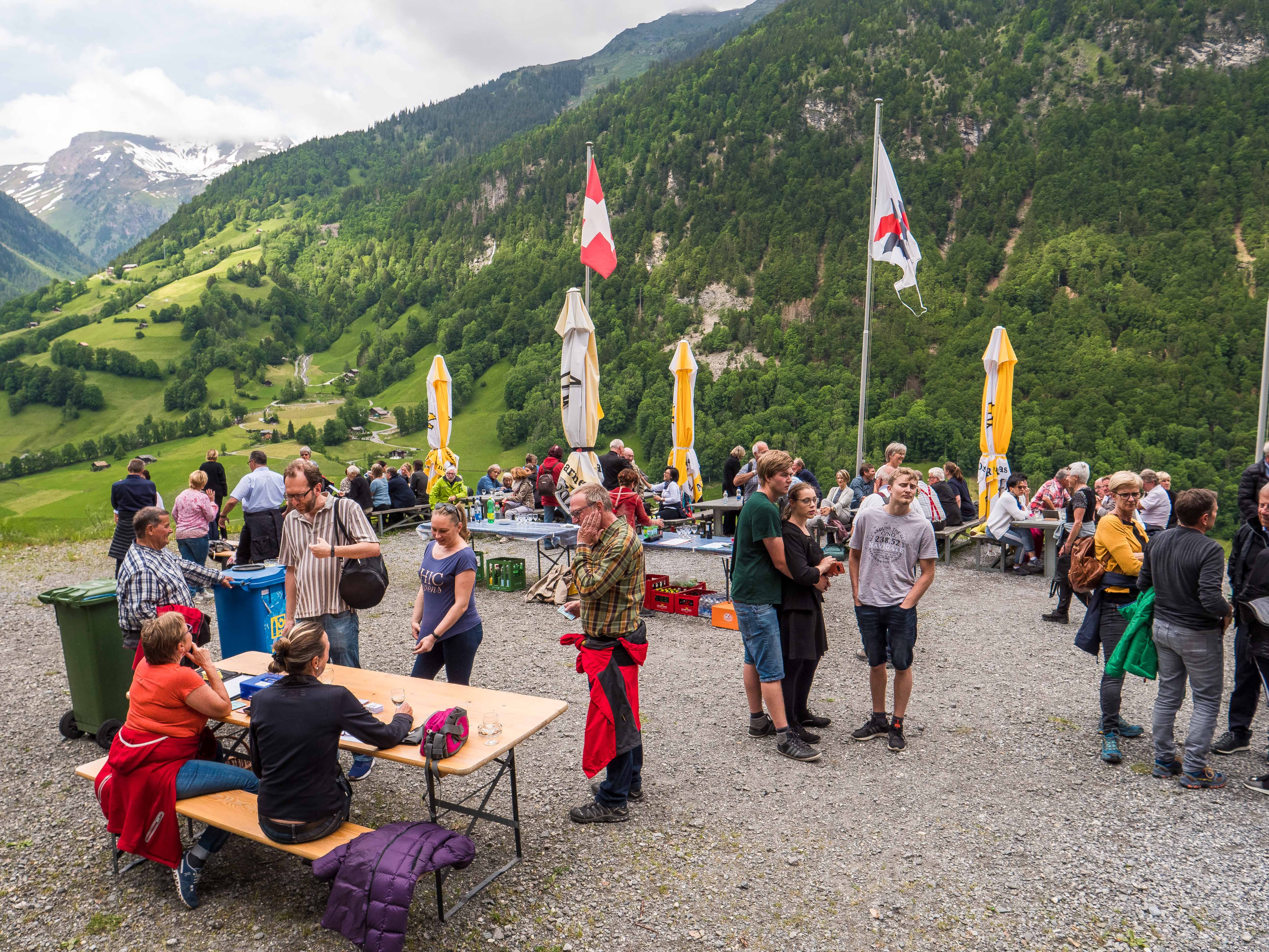 Gäste auf dem Vorplatz des Landesplattenbergs mit Blick auf die Berge