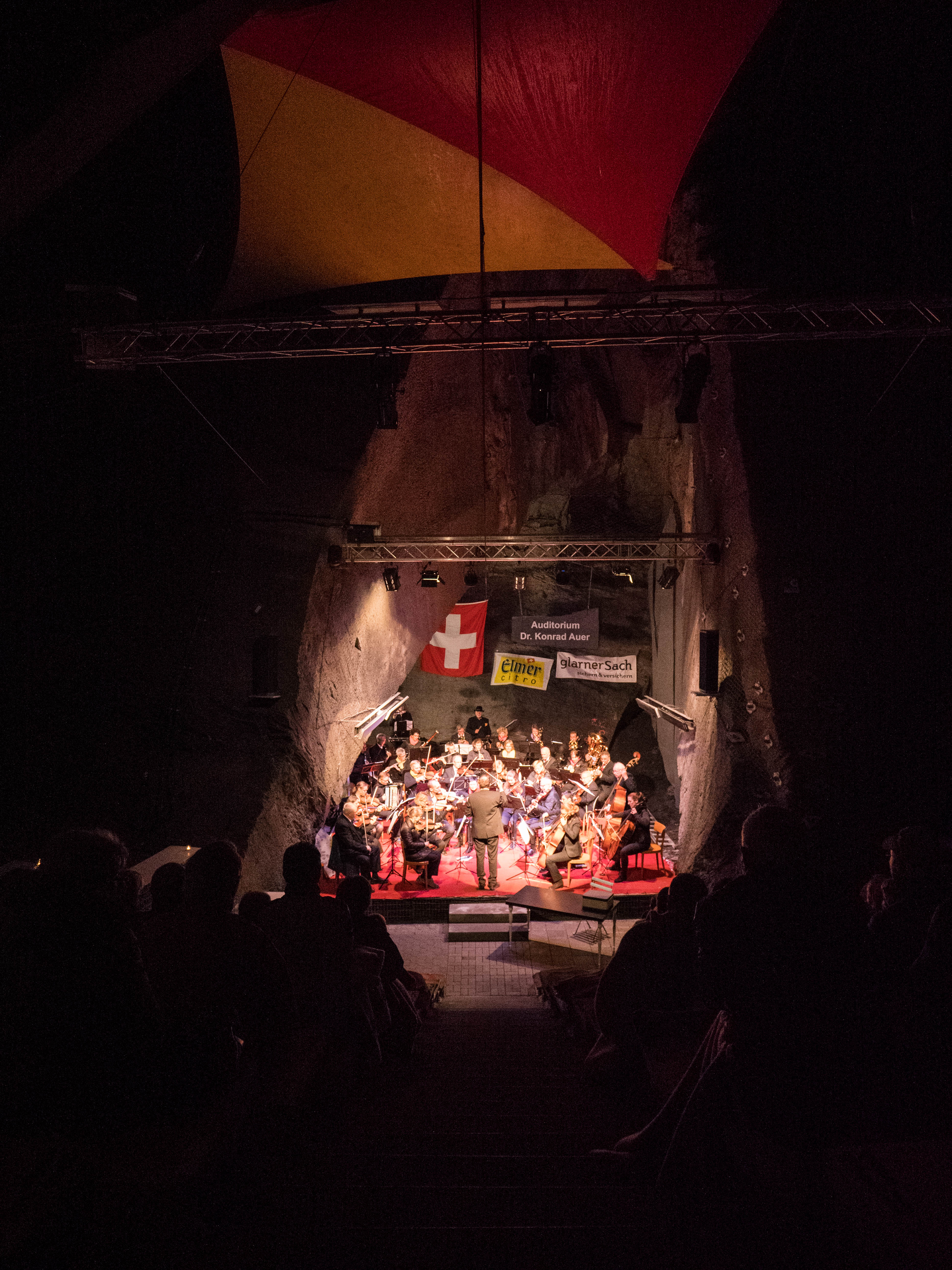 Orchesterkonzert im Felsauditorium des Landesplattenbergs, im Vordergrund das Publikum