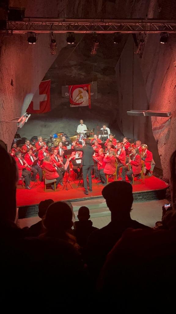 Blick aus dem Publikum auf die Harmoniemusik im Auditorium des Landesplattenbergs