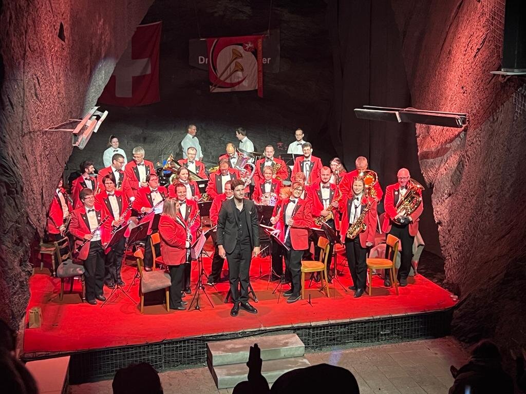 Harmoniemusik im Auditorium des Landesplattenbergs, davor ein Mann im dunklen Anzug