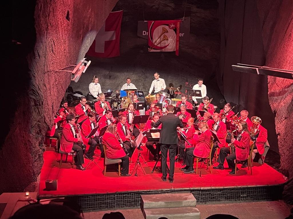 Harmoniemusik mit Dirigent im rot beleuchteten Auditorium des Landesplattenbergs